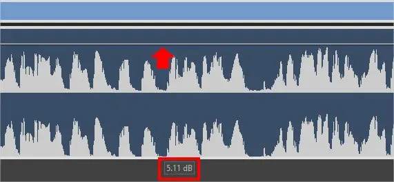 Muovendo la linea orizzontale in alto o in basso si modifica il gain della clip audio