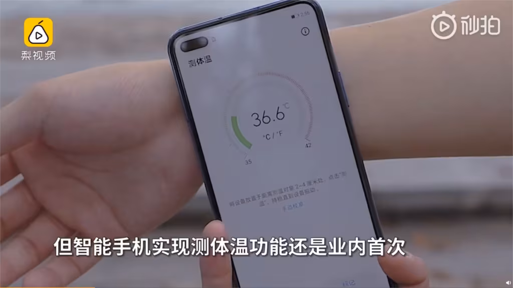 Smartphone con sensore termico per misurare la temperatura del corpo umano