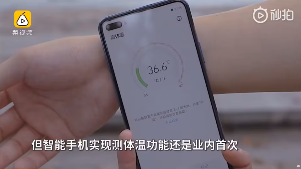 Smartphone con sensore termico per misurare la temperatura del corpo umano