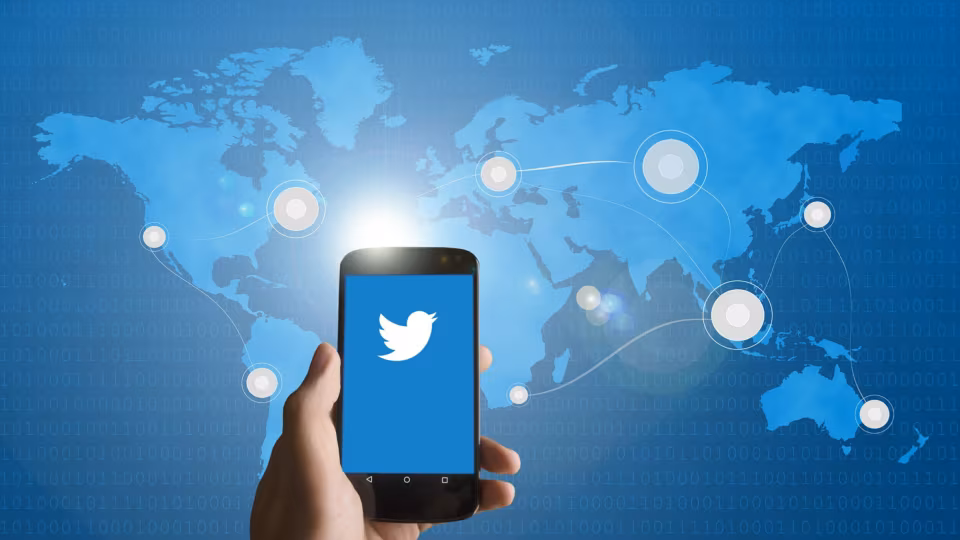 Twitter: logo e smartphone
