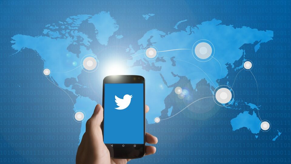 Twitter: logo e smartphone