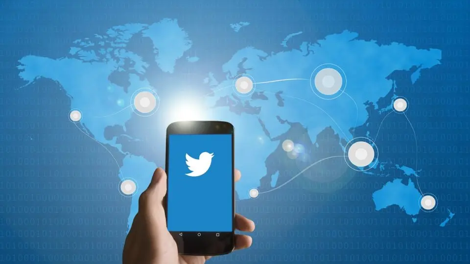 Twitter: logo e smartphone