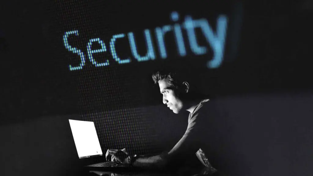 Hacker: cos’è un’attacco ransomware e perché può mettere in ginocchio un’azienda