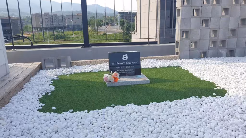 Morte di Internet Explorer: un ingegnere sudcoreano ordina una lapide commemorativa