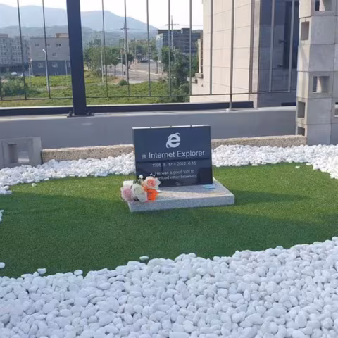 Morte di Internet Explorer: un ingegnere sudcoreano ordina una lapide commemorativa