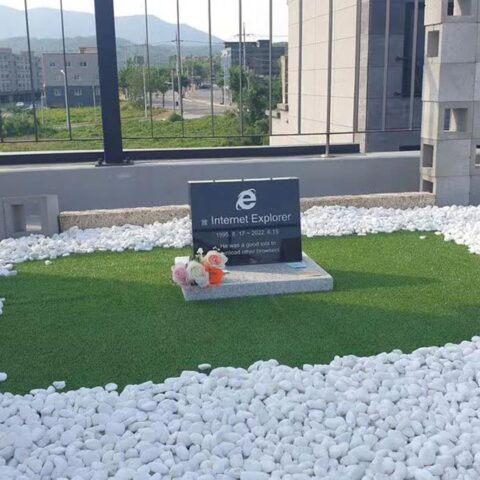 Morte di Internet Explorer: un ingegnere sudcoreano ordina una lapide commemorativa