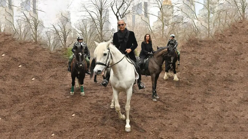 Andrea Bocelli stupisce i fan con un’esibizione a sorpresa (a cavallo) a Times Square (New York)