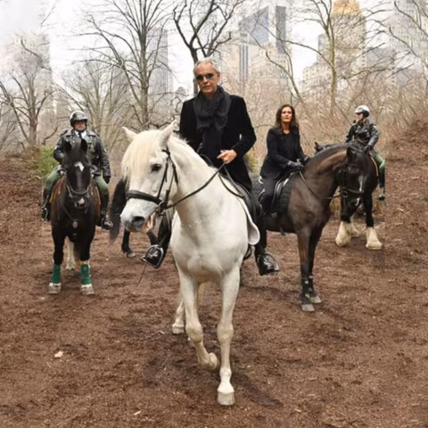 Sopresa di Andrea Bocelli ai suoi fan: a cavallo con la moglie Veronica a Times Square per rpesentare il docu-film "The Jorney"