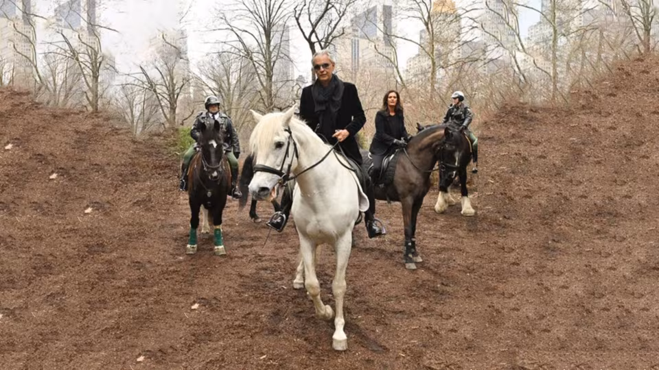 Sopresa di Andrea Bocelli ai suoi fan: a cavallo con la moglie Veronica a Times Square per rpesentare il docu-film "The Jorney"