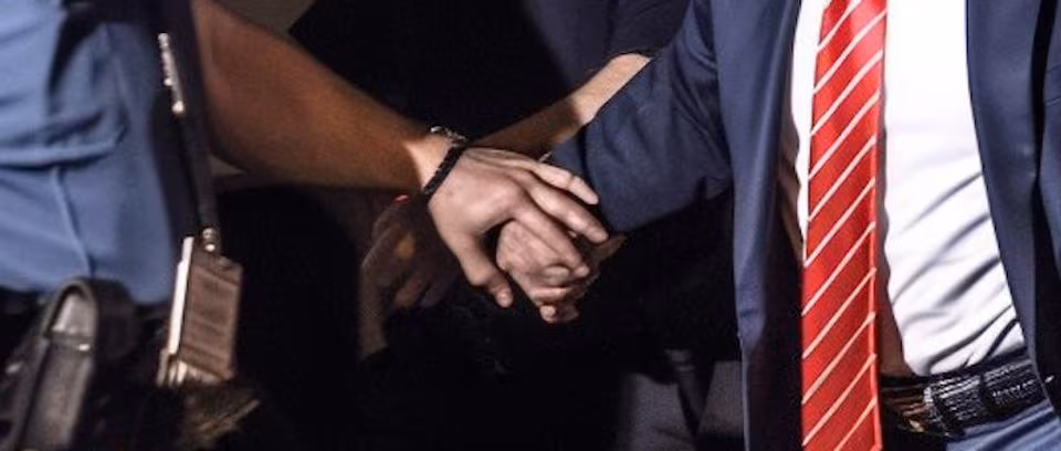 Dettaglio di un'immagine fake dell'arresto di Donald Trump