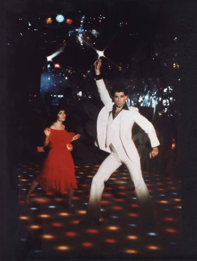 L' abito bianco indossato da John Travolta ne "La febbre del sabato sera" è stato venduto all'asta per una cifra record