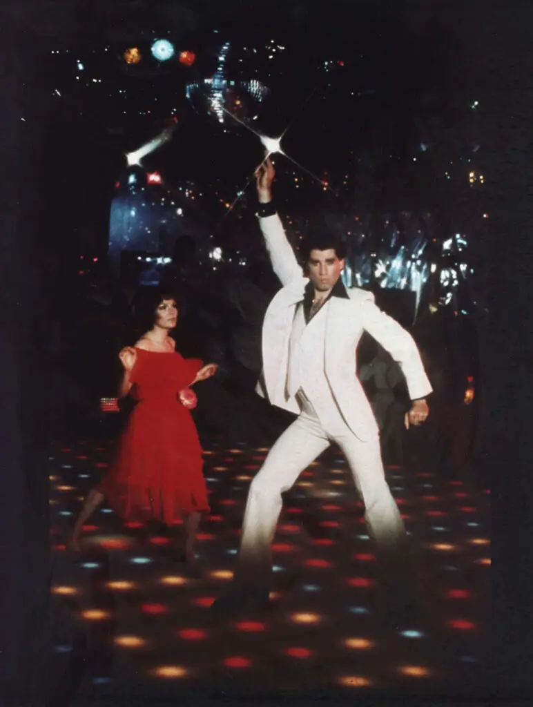 L' abito bianco indossato da John Travolta ne "La febbre del sabato sera" è stato venduto all'asta per una cifra record