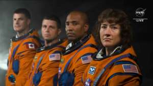 La NASA annuncia l’equipaggio di Artemis II: una donna e tre uomini voleranno intorno alla Luna nel 2024