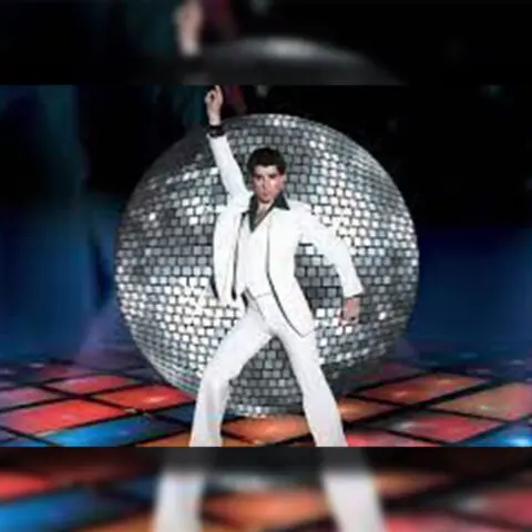 L'abito di John Travolta indossato ne "La Febbre del Sabato Sera" venduto all'asta per una cifra record