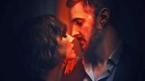 “Ossessione”, serie Netflix: la controversa scena del cuscino dell’hotel diventa virale