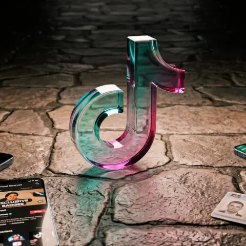 TikTok sfida WhatsApp: in arrivo le chat di gruppo e i feed riservati